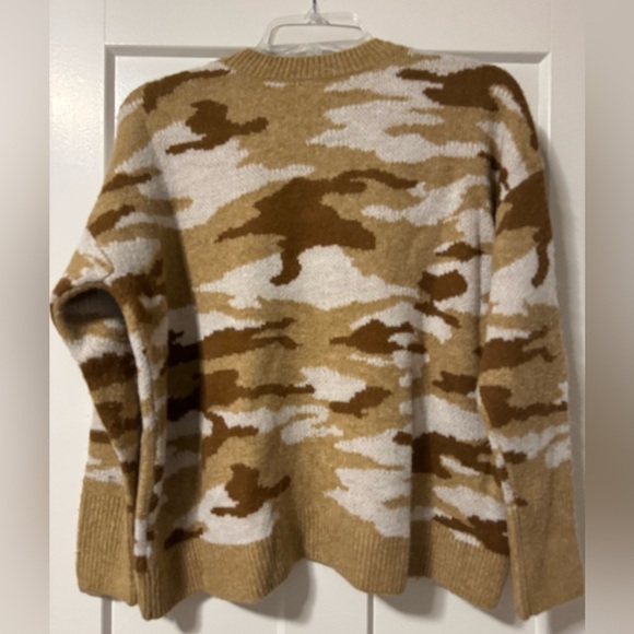 Vince Camuto camo sweatshirt - Picture 2 of 4